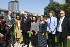 Президент Ильхам Алиев и Первая леди Мехрибан Алиева приняли участие в торжественной церемонии по случаю 74-й годовщины Победы над фашизмом (ФОТО) (версия 2)