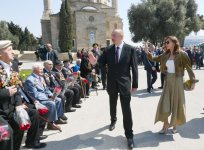 Президент Ильхам Алиев и Первая леди Мехрибан Алиева приняли участие в торжественной церемонии по случаю 74-й годовщины Победы над фашизмом (ФОТО) (версия 2)