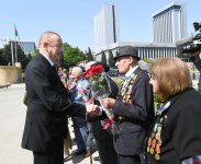 Президент Ильхам Алиев и Первая леди Мехрибан Алиева приняли участие в торжественной церемонии по случаю 74-й годовщины Победы над фашизмом (ФОТО) (версия 2)