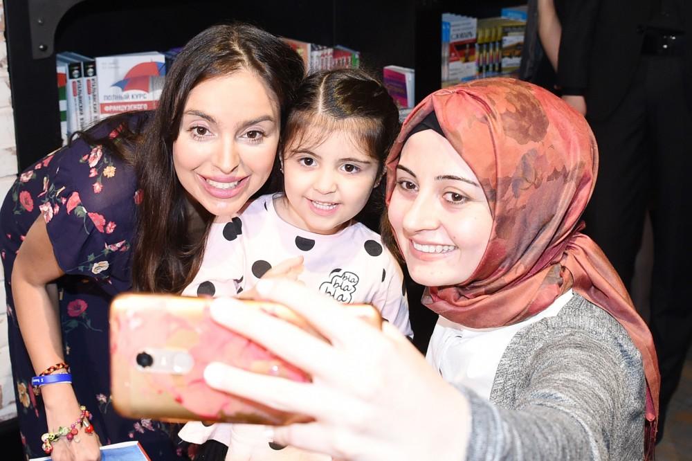 Вице-президент Фонда Гейдара Алиева Лейла Алиева приняла участие в открытии художественной выставки «Мой путь проходит через Карабах» (ФОТО)