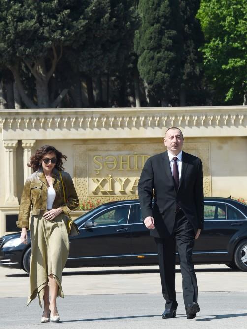 Президент Ильхам Алиев и Первая леди Мехрибан Алиева приняли участие в торжественной церемонии по случаю 74-й годовщины Победы над фашизмом (ФОТО) (версия 2)