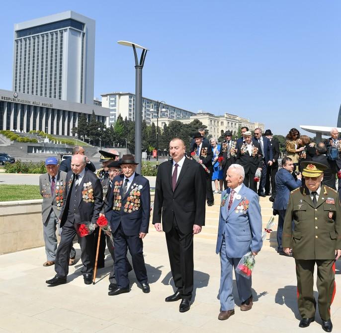 Президент Ильхам Алиев и Первая леди Мехрибан Алиева приняли участие в торжественной церемонии по случаю 74-й годовщины Победы над фашизмом (ФОТО) (версия 2)