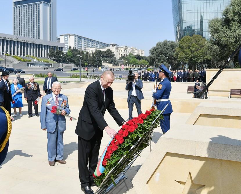 Президент Ильхам Алиев и Первая леди Мехрибан Алиева приняли участие в торжественной церемонии по случаю 74-й годовщины Победы над фашизмом (ФОТО) (версия 2)