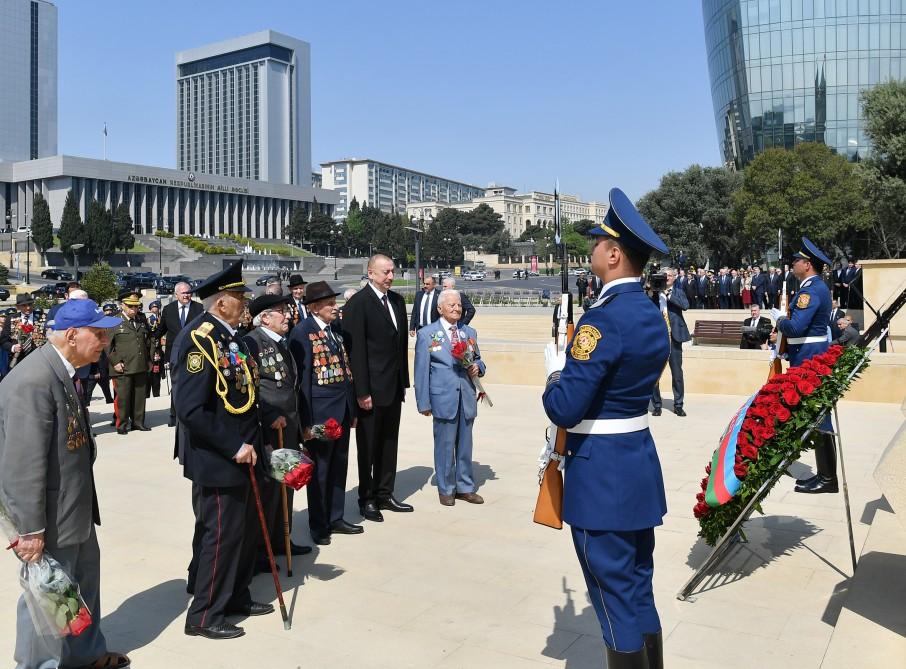 Президент Ильхам Алиев и Первая леди Мехрибан Алиева приняли участие в торжественной церемонии по случаю 74-й годовщины Победы над фашизмом (ФОТО) (версия 2)