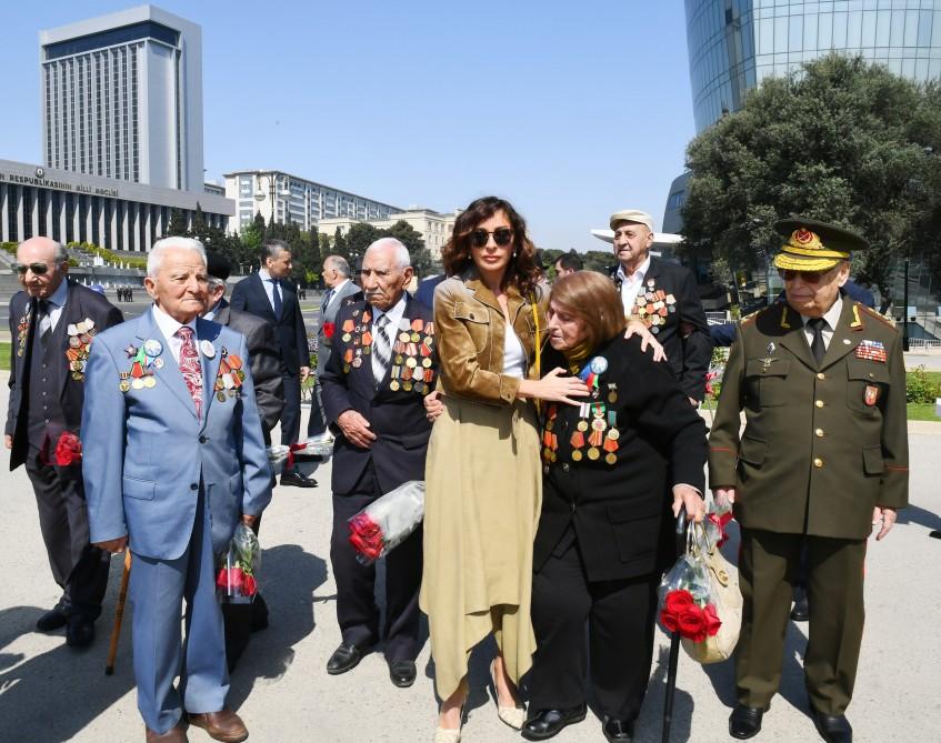 Президент Ильхам Алиев и Первая леди Мехрибан Алиева приняли участие в торжественной церемонии по случаю 74-й годовщины Победы над фашизмом (ФОТО) (версия 2)