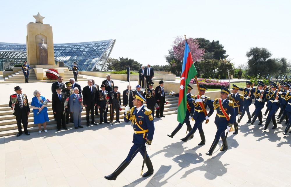 Президент Ильхам Алиев и Первая леди Мехрибан Алиева приняли участие в торжественной церемонии по случаю 74-й годовщины Победы над фашизмом (ФОТО) (версия 2)