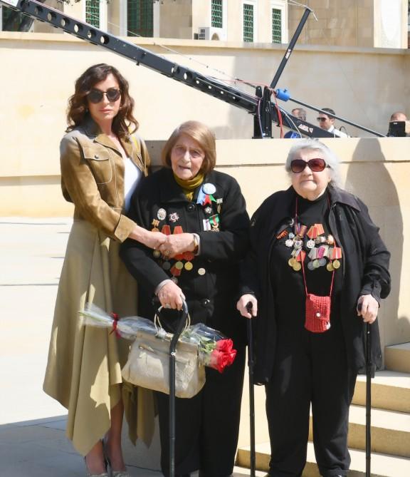 Президент Ильхам Алиев и Первая леди Мехрибан Алиева приняли участие в торжественной церемонии по случаю 74-й годовщины Победы над фашизмом (ФОТО) (версия 2)