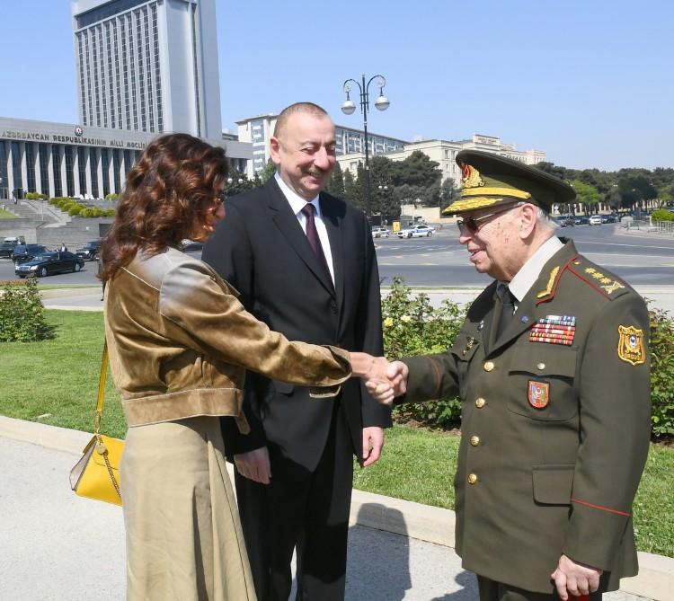 Президент Ильхам Алиев и Первая леди Мехрибан Алиева приняли участие в торжественной церемонии по случаю 74-й годовщины Победы над фашизмом (ФОТО) (версия 2)