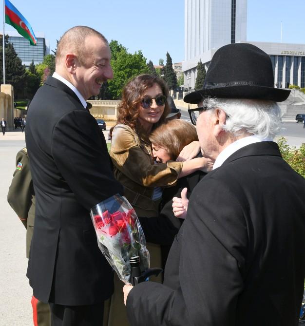 Президент Ильхам Алиев и Первая леди Мехрибан Алиева приняли участие в торжественной церемонии по случаю 74-й годовщины Победы над фашизмом (ФОТО) (версия 2)