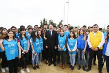 Президент Ильхам Алиев и Первая леди Мехрибан Алиева приняли участие в кампании по посадке деревьев, посвященной дню рождения великого лидера Гейдара Алиева (ФОТО) (версия 2)