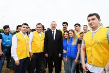 Президент Ильхам Алиев и Первая леди Мехрибан Алиева приняли участие в кампании по посадке деревьев, посвященной дню рождения великого лидера Гейдара Алиева (ФОТО) (версия 2)