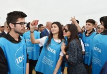 Президент Ильхам Алиев и Первая леди Мехрибан Алиева приняли участие в кампании по посадке деревьев, посвященной дню рождения великого лидера Гейдара Алиева (ФОТО) (версия 2)