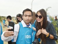 Президент Ильхам Алиев и Первая леди Мехрибан Алиева приняли участие в кампании по посадке деревьев, посвященной дню рождения великого лидера Гейдара Алиева (ФОТО) (версия 2)