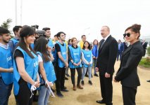 Президент Ильхам Алиев и Первая леди Мехрибан Алиева приняли участие в кампании по посадке деревьев, посвященной дню рождения великого лидера Гейдара Алиева (ФОТО) (версия 2)