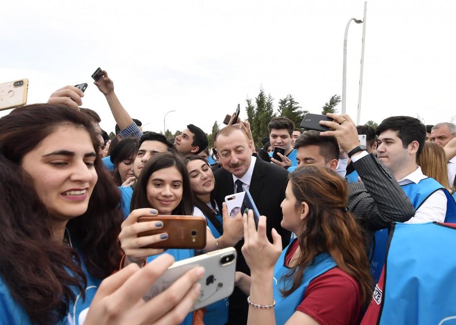 Президент Ильхам Алиев и Первая леди Мехрибан Алиева приняли участие в кампании по посадке деревьев, посвященной дню рождения великого лидера Гейдара Алиева (ФОТО) (версия 2)