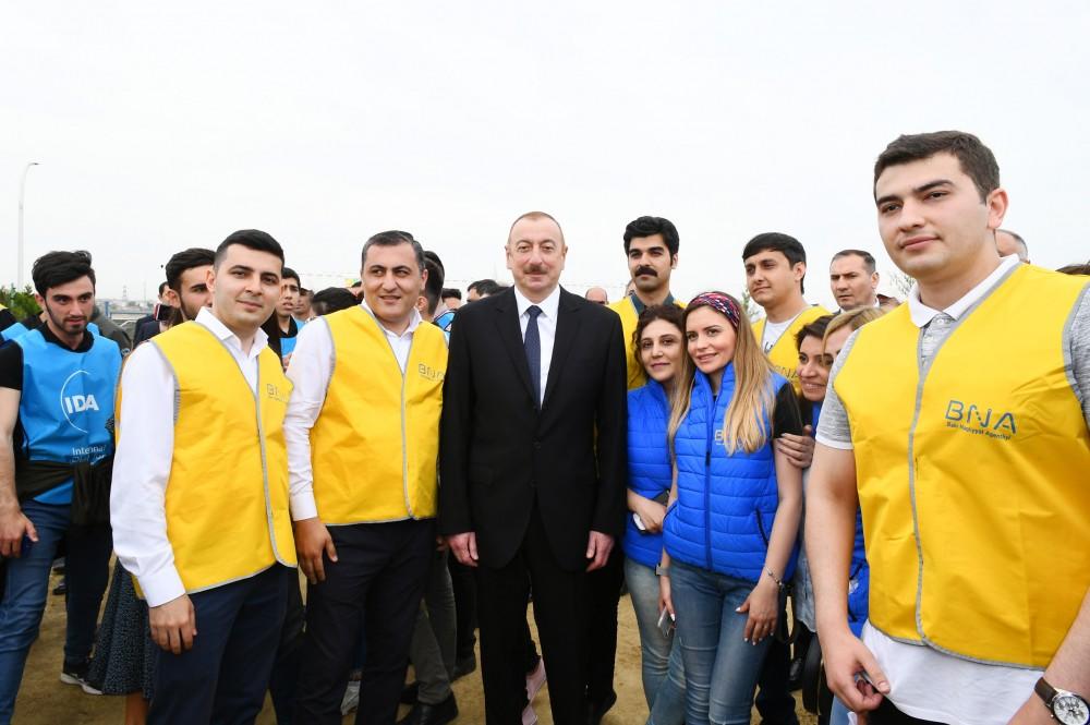 Президент Ильхам Алиев и Первая леди Мехрибан Алиева приняли участие в кампании по посадке деревьев, посвященной дню рождения великого лидера Гейдара Алиева (ФОТО) (версия 2)