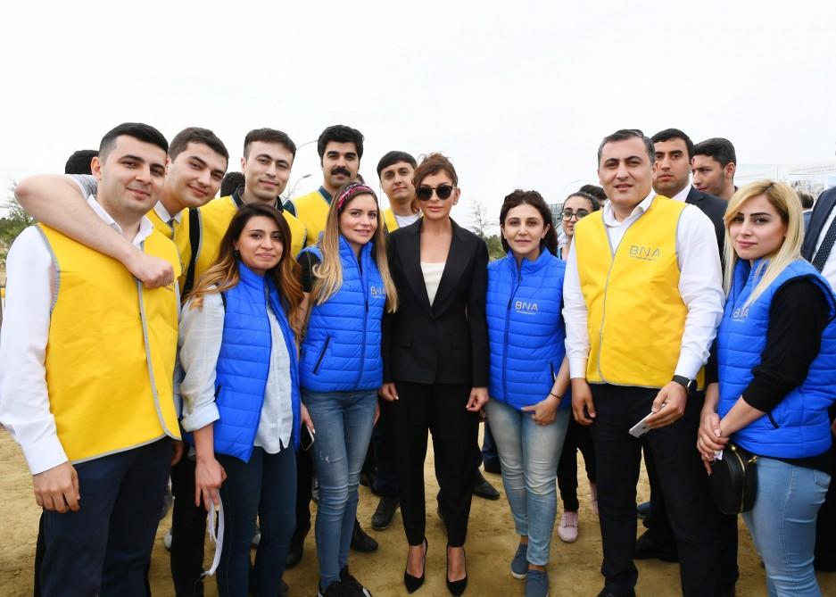 Президент Ильхам Алиев и Первая леди Мехрибан Алиева приняли участие в кампании по посадке деревьев, посвященной дню рождения великого лидера Гейдара Алиева (ФОТО) (версия 2)