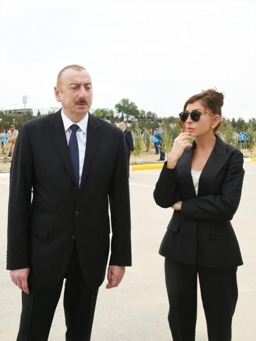 Президент Ильхам Алиев и Первая леди Мехрибан Алиева приняли участие в кампании по посадке деревьев, посвященной дню рождения великого лидера Гейдара Алиева (ФОТО) (версия 2)