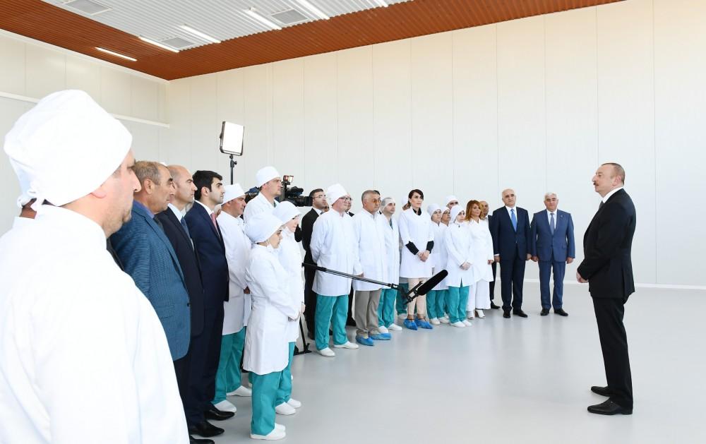 Президент Ильхам Алиев принял участие в открытии завода по производству шприцев в Пираллахинском промышленном парке (ФОТО)