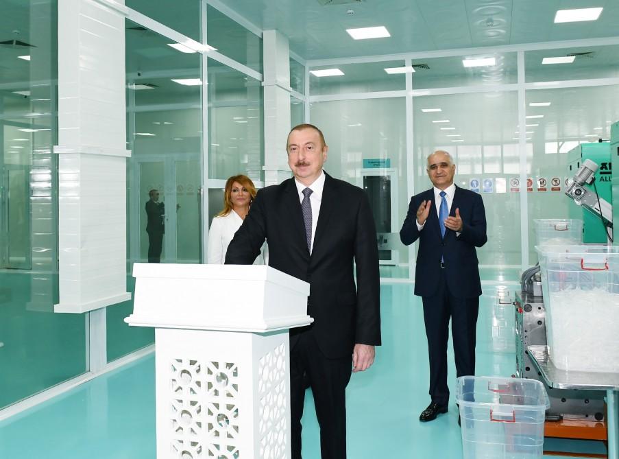 Президент Ильхам Алиев принял участие в открытии завода по производству шприцев в Пираллахинском промышленном парке (ФОТО)