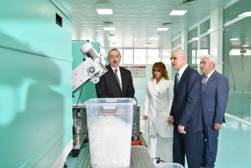Президент Ильхам Алиев принял участие в открытии завода по производству шприцев в Пираллахинском промышленном парке (ФОТО)