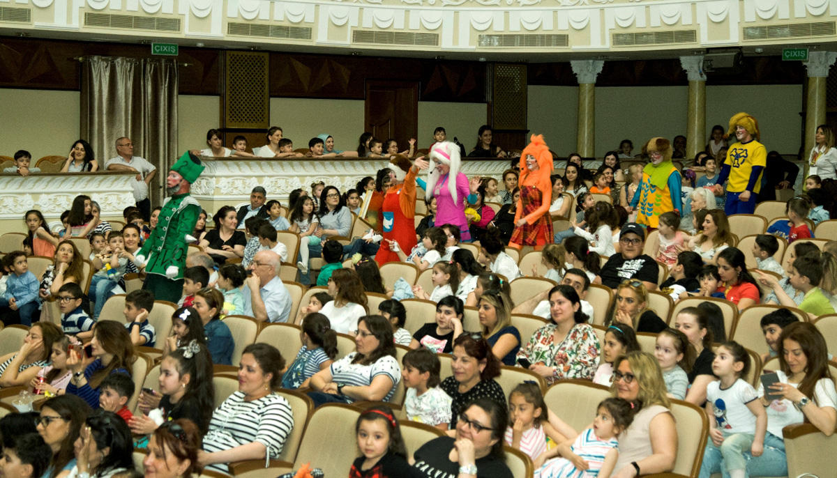 Как Барбоскины спасали книги в Баку (ФОТО)