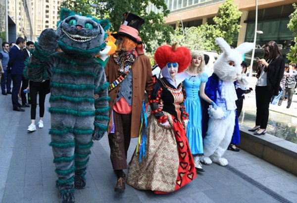 По улицам Баку проходит парад двойников британских героев в честь финала Лиги Европы (ФОТО)