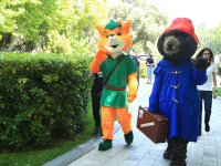 По улицам Баку проходит парад двойников британских героев в честь финала Лиги Европы (ФОТО)