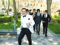 По улицам Баку проходит парад двойников британских героев в честь финала Лиги Европы (ФОТО)