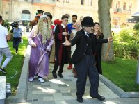 По улицам Баку проходит парад двойников британских героев в честь финала Лиги Европы (ФОТО)