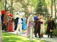 По улицам Баку проходит парад двойников британских героев в честь финала Лиги Европы (ФОТО)