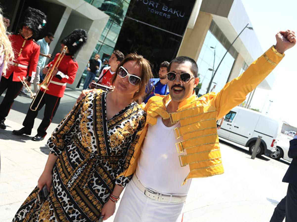 По улицам Баку проходит парад двойников британских героев в честь финала Лиги Европы (ФОТО)