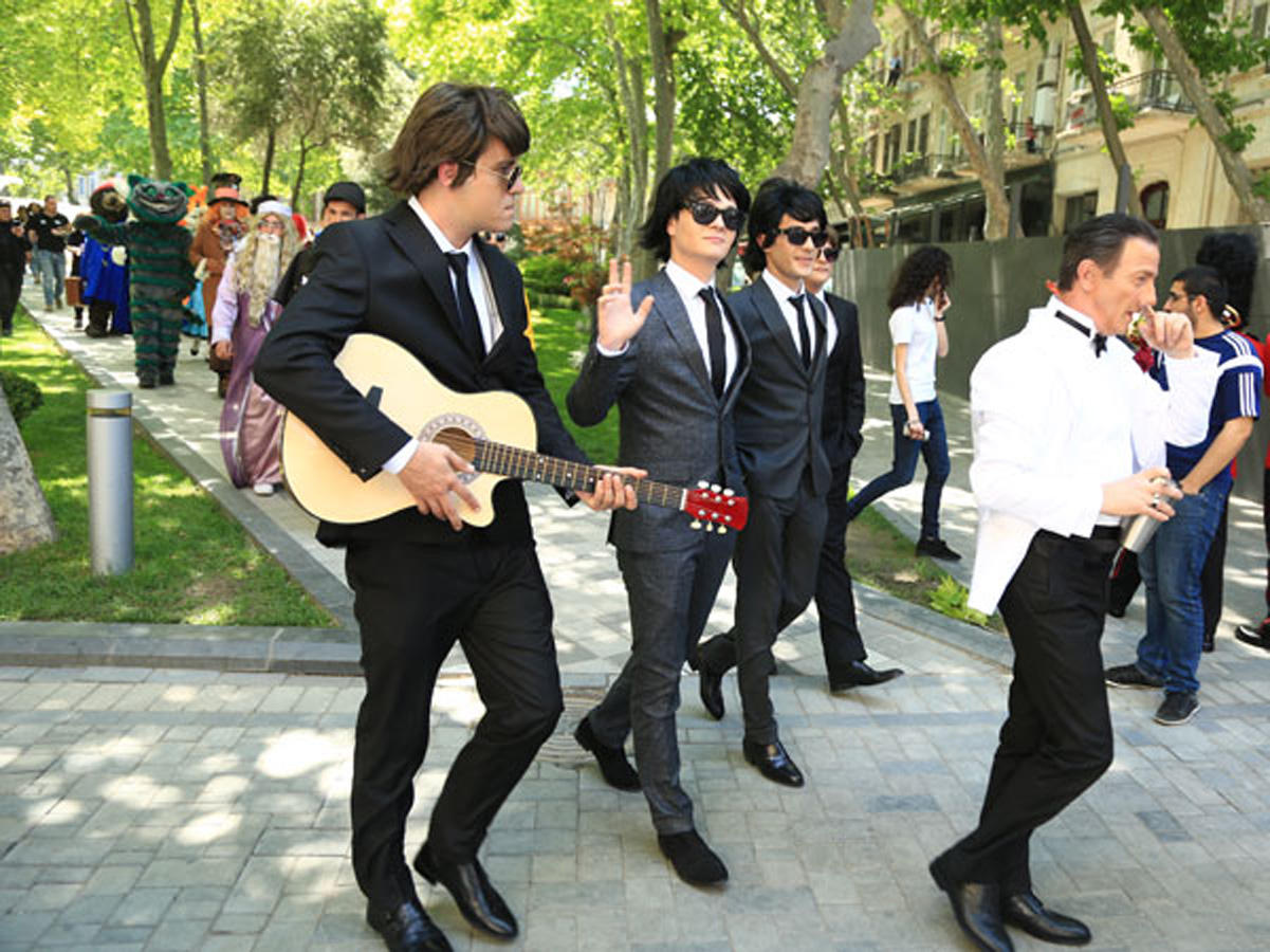 По улицам Баку проходит парад двойников британских героев в честь финала Лиги Европы (ФОТО)