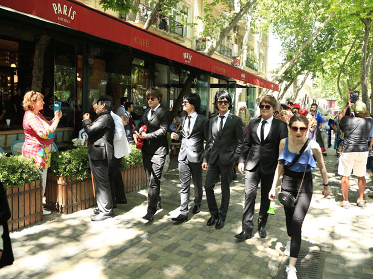 По улицам Баку проходит парад двойников британских героев в честь финала Лиги Европы (ФОТО)