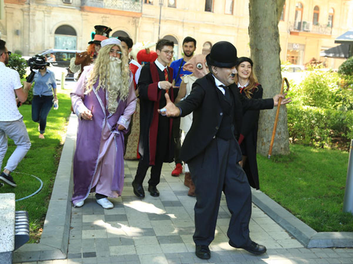 По улицам Баку проходит парад двойников британских героев в честь финала Лиги Европы (ФОТО)