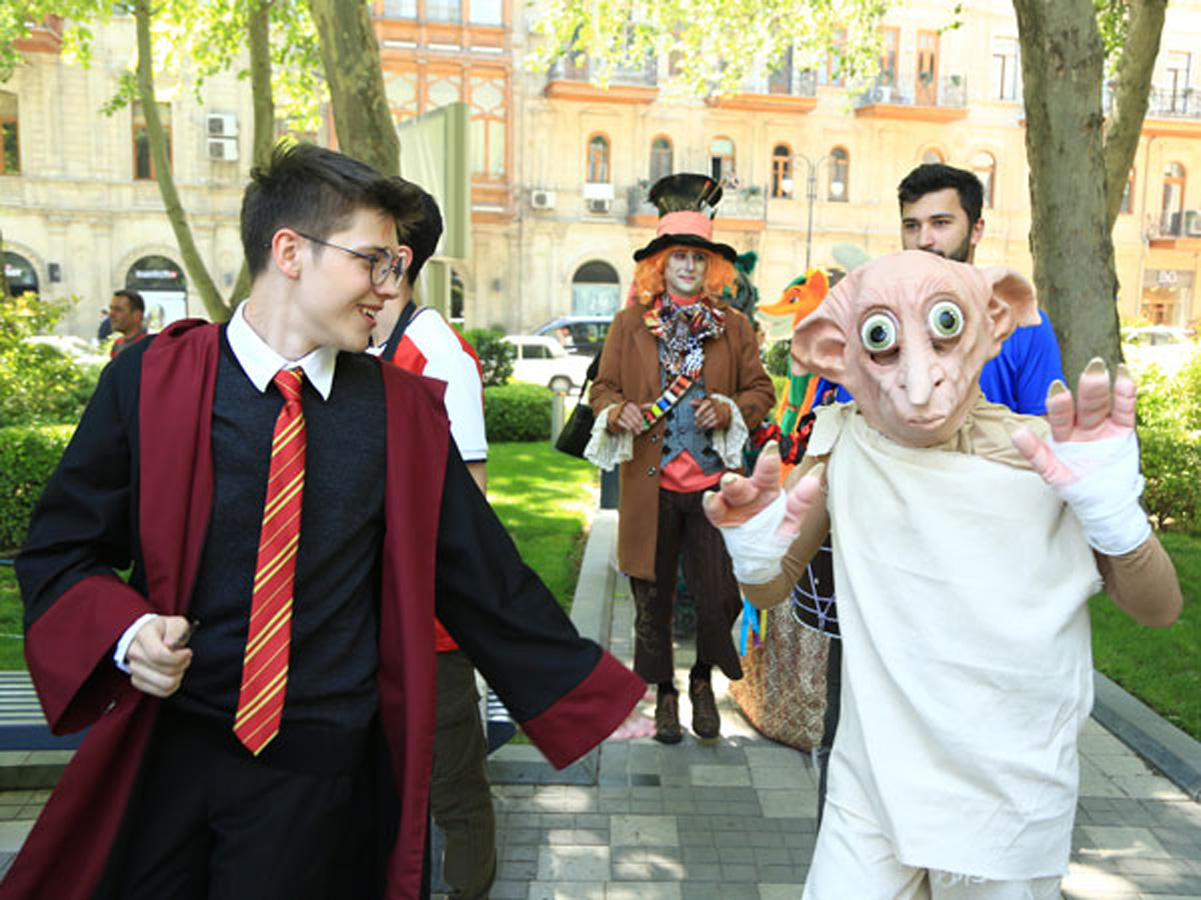 По улицам Баку проходит парад двойников британских героев в честь финала Лиги Европы (ФОТО)