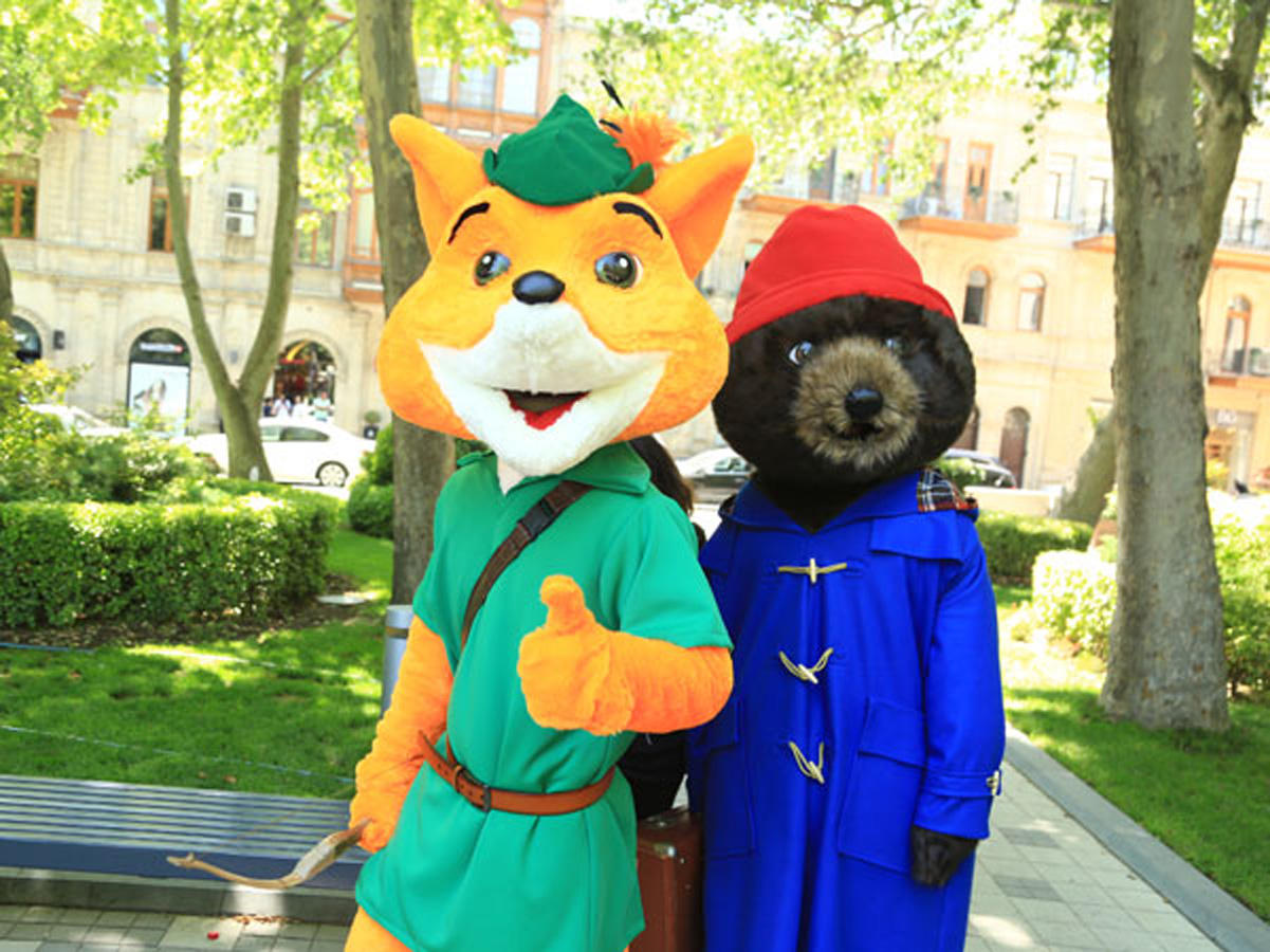 По улицам Баку проходит парад двойников британских героев в честь финала Лиги Европы (ФОТО)