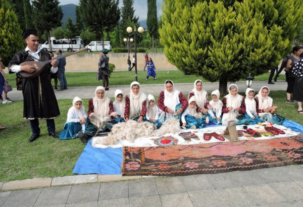 Бабушки и внучки Балакенского района Азербайджана (ФОТО)