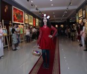 В Баку объединили моду и искусство – получилось очень красиво (ФОТО)