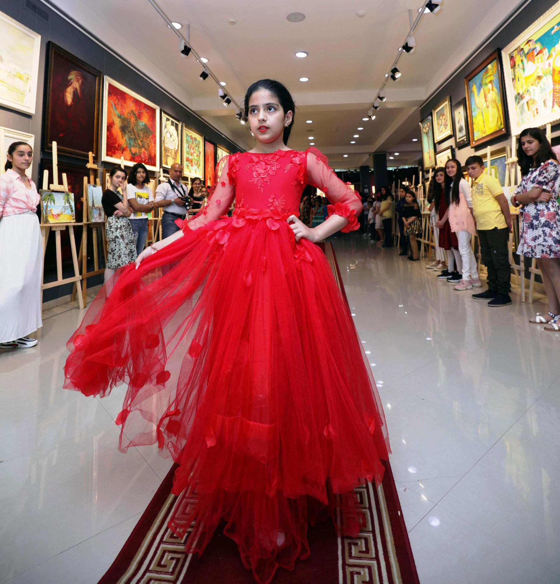 В Баку объединили моду и искусство – получилось очень красиво (ФОТО)