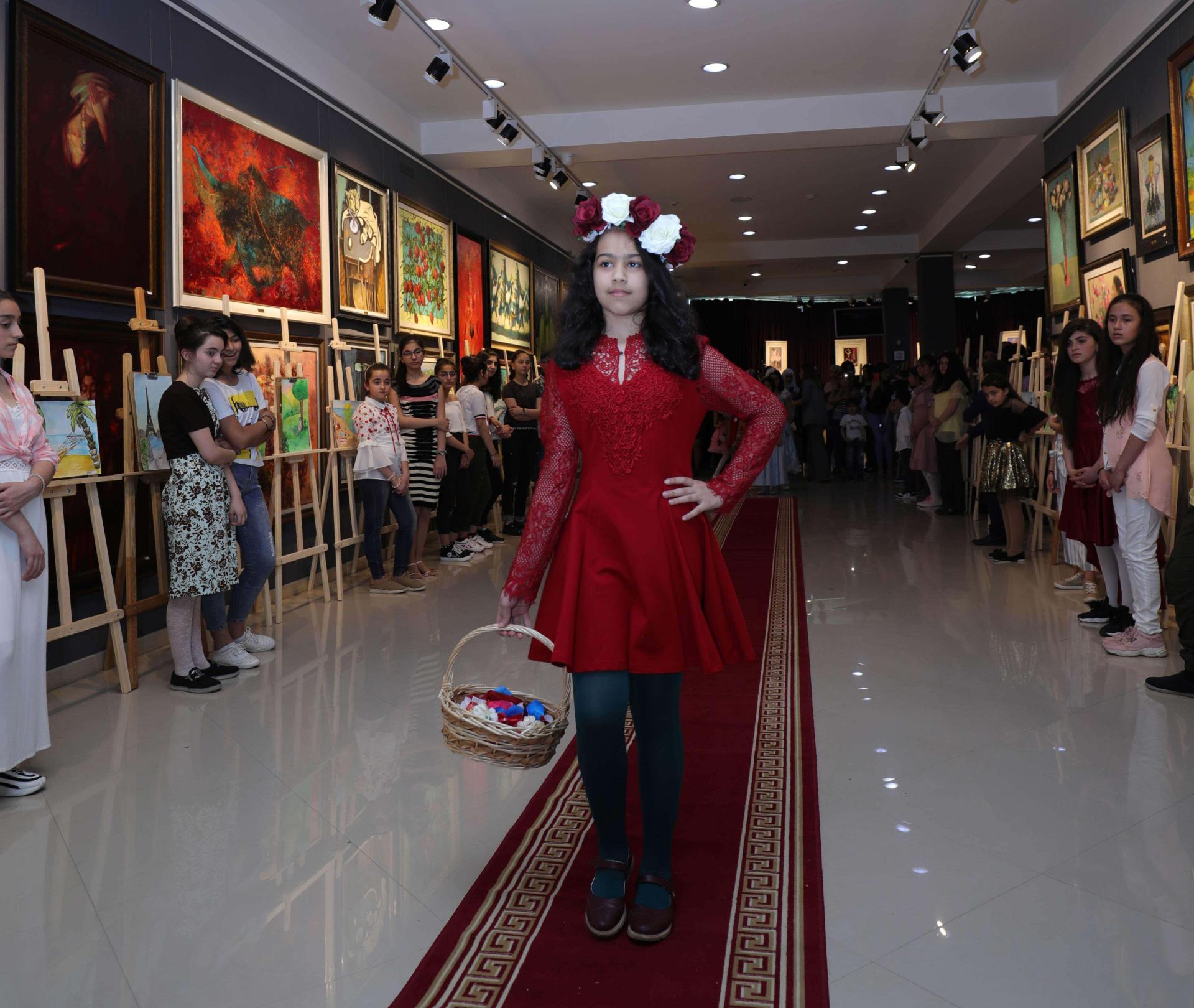 В Баку объединили моду и искусство – получилось очень красиво (ФОТО)