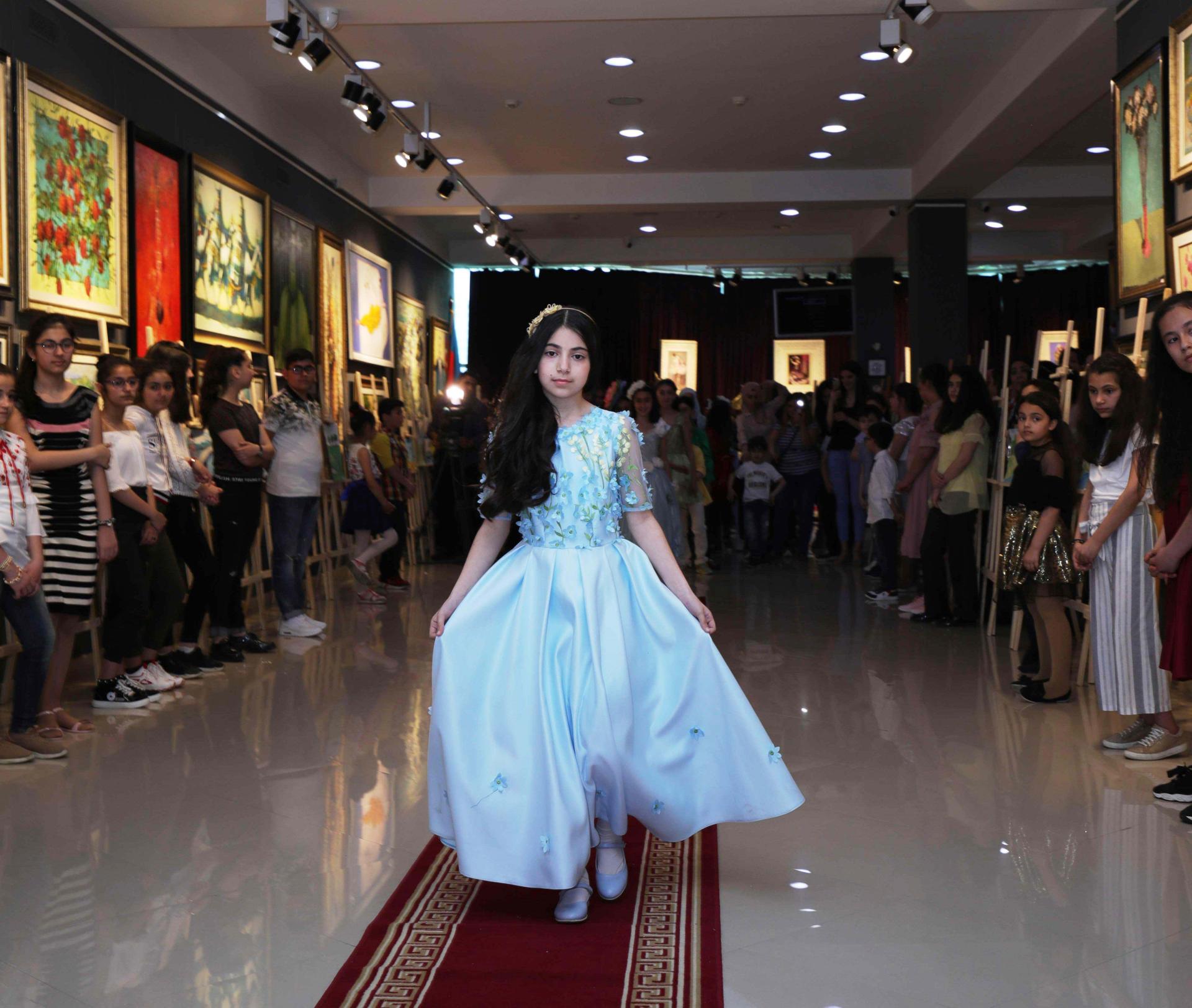 В Баку объединили моду и искусство – получилось очень красиво (ФОТО)