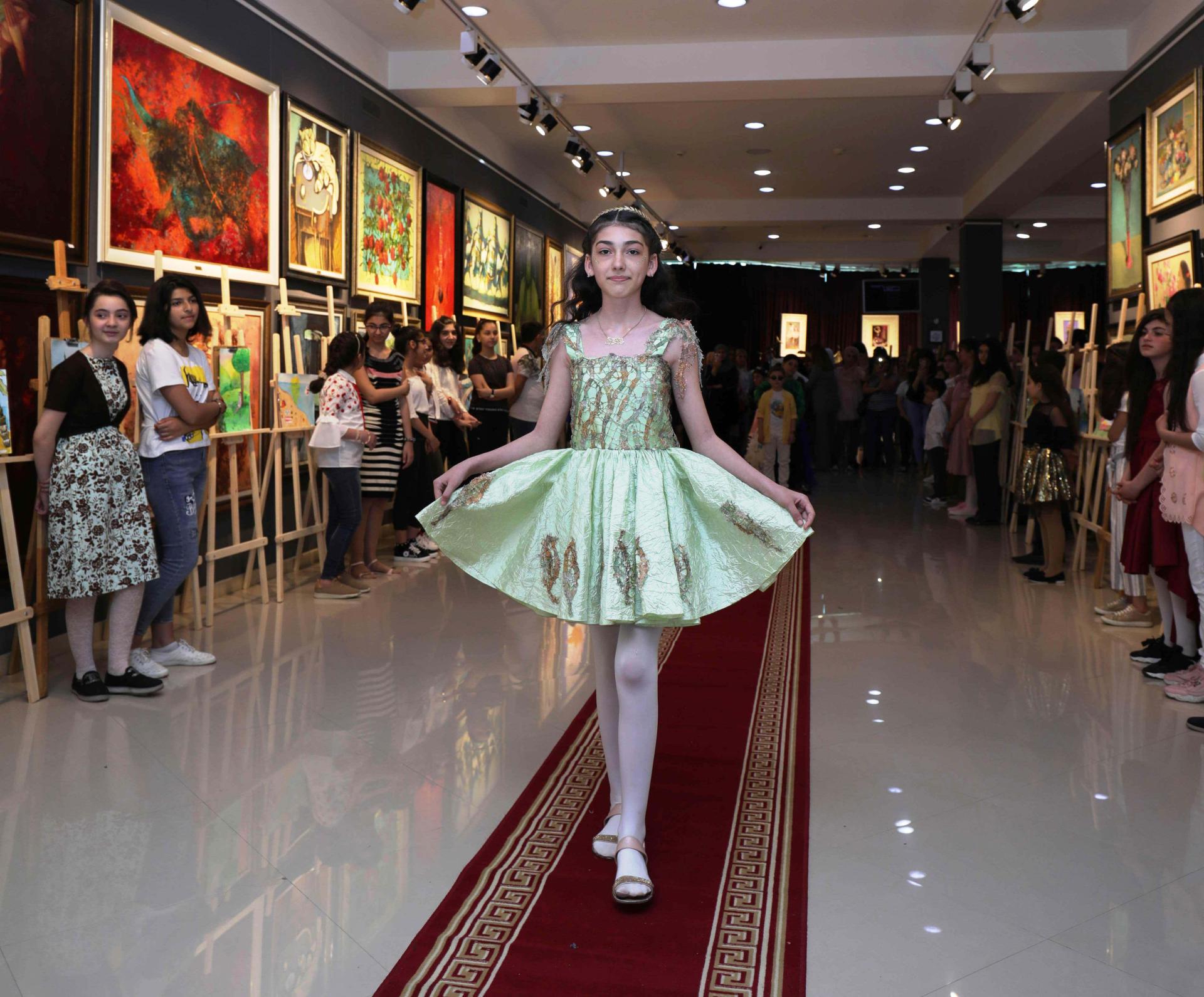 В Баку объединили моду и искусство – получилось очень красиво (ФОТО)