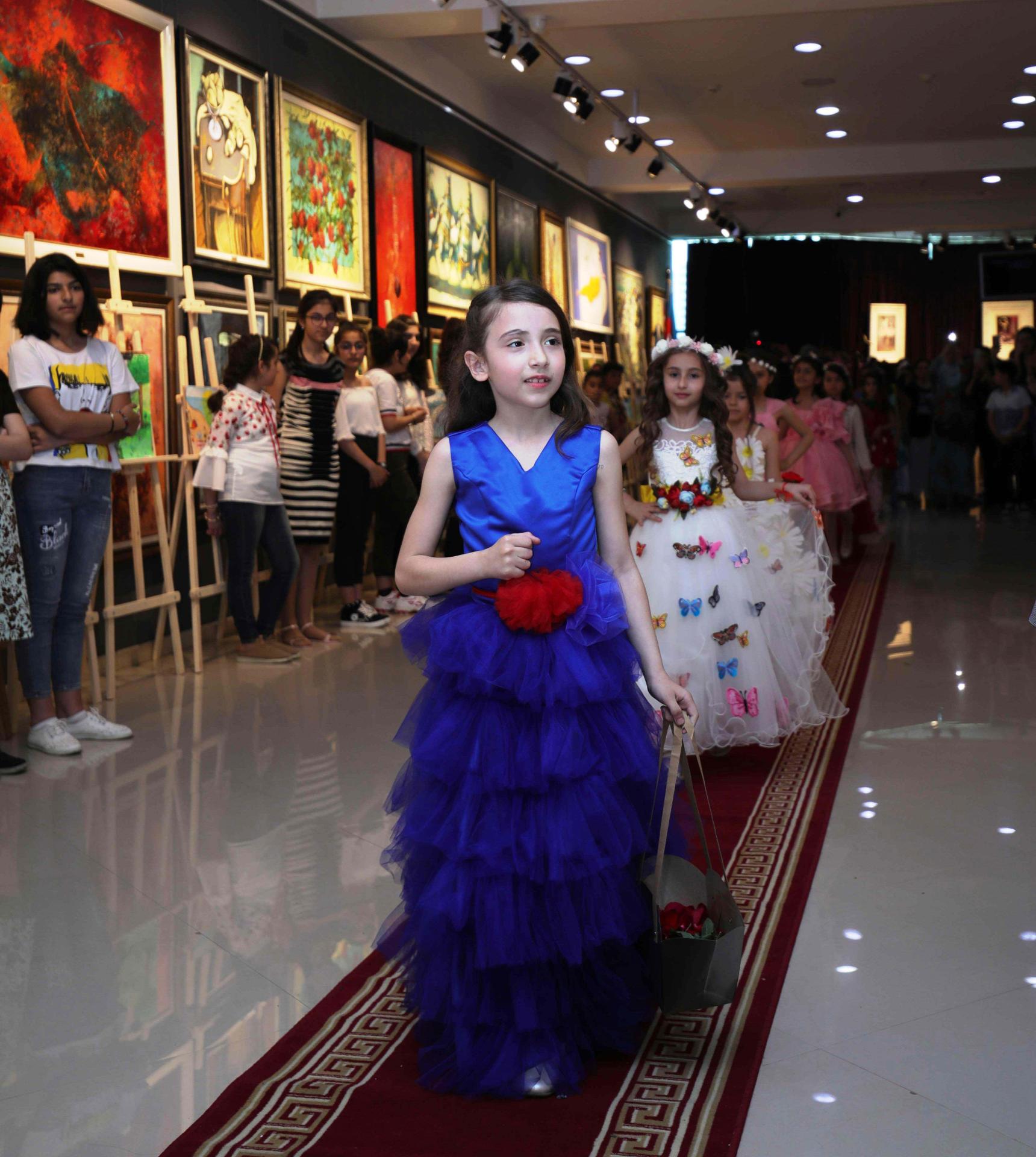 В Баку объединили моду и искусство – получилось очень красиво (ФОТО)