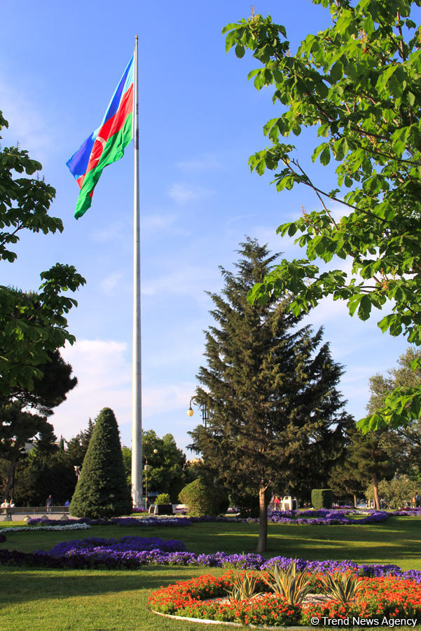 Бакинский бульвар в цветах – наслаждайтесь красотой! (ФОТО)