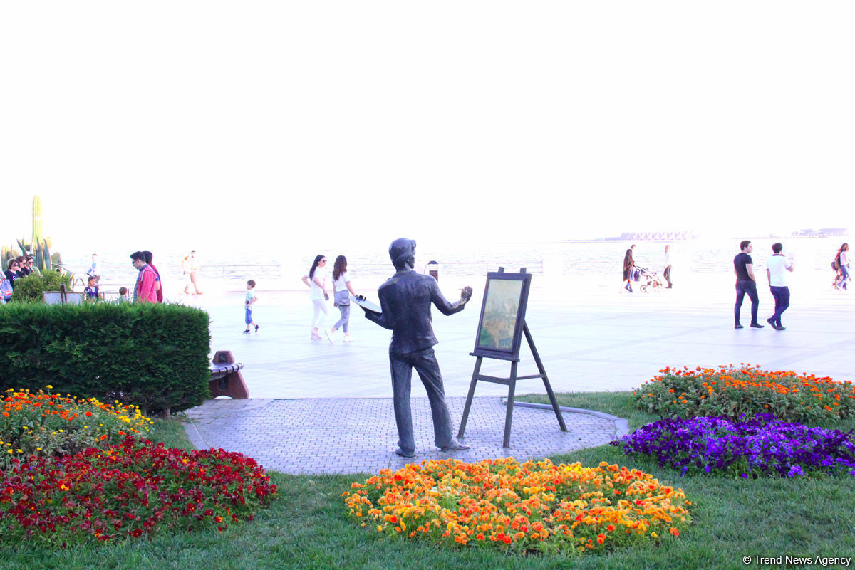 Бакинский бульвар в цветах – наслаждайтесь красотой! (ФОТО)