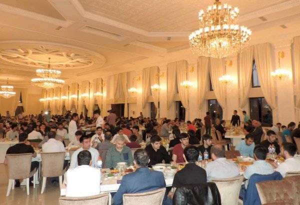 По инициативе Фонда Гейдара Алиева в религиозном комплексе «Имамзаде» в Гяндже был организован ифтар (ФОТО)