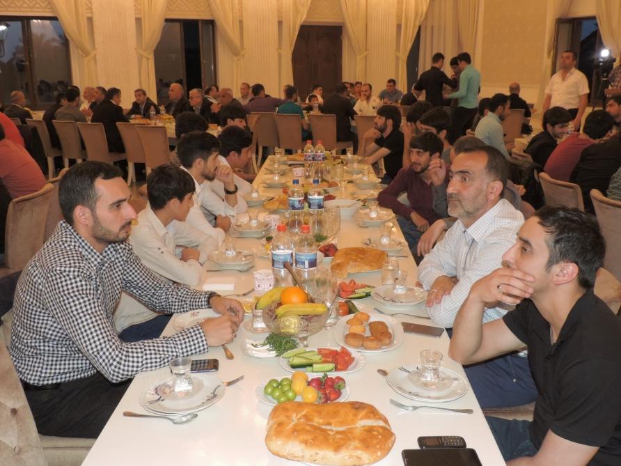 По инициативе Фонда Гейдара Алиева в религиозном комплексе «Имамзаде» в Гяндже был организован ифтар (ФОТО)