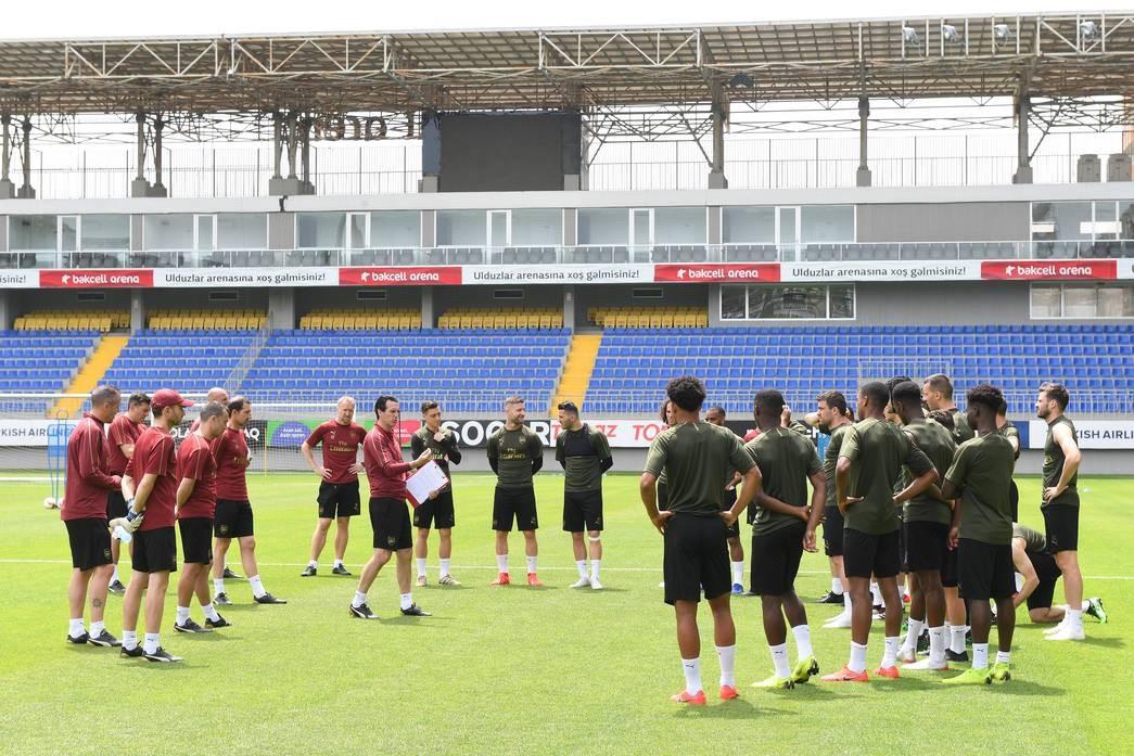 Месут Озиль и "Арсенал" провели первую тренировку в Баку (ФОТО)
