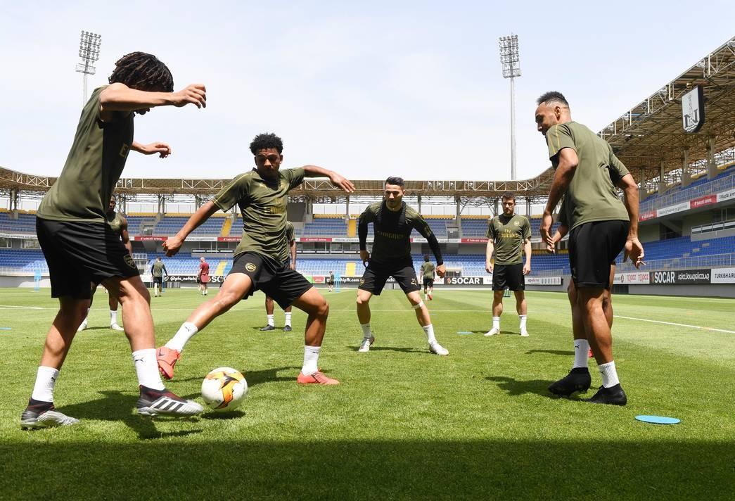 Месут Озиль и "Арсенал" провели первую тренировку в Баку (ФОТО)